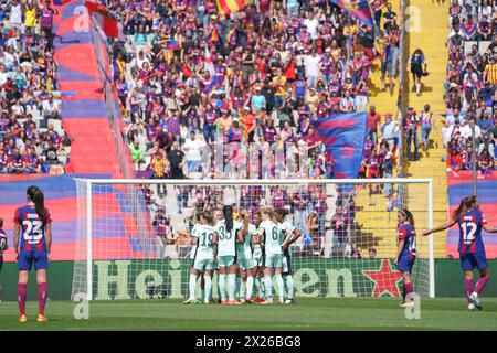 20. April 2024; Estadi ol&#xed;mpic llu&#xed;s Companys, Barcelona, Spanien, Women's Champions League Football, Barcelona Femeni gegen Chelsea; Barcelona Spieler sind verärgert, als das Chelsea-Team das Spiel aufhört und sich in ihrer Box zusammensetzt Stockfoto