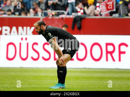 Düsseldorf, Deutschland. April 2024. Fußball: Bundesliga 2, Fortuna Düsseldorf - SpVgg Greuther Fürth, Spieltag 30, in der Merkur Spiel-Arena. Simon Asta von Greuther Fürth hängt den Kopf. Hinweis: Roland Weihrauch/dpa – WICHTIGER HINWEIS: gemäß den Vorschriften der DFL Deutscher Fußball-Liga und des DFB Deutscher Fußball-Bundes ist es verboten, im Stadion und/oder des Spiels aufgenommene Fotografien in Form von sequenziellen Bildern und/oder videoähnlichen Fotoserien zu verwenden oder zu nutzen./dpa/Alamy Live News Stockfoto