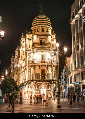 Sevilla, Spanien - 13. September 2023: Touristen und Einheimische spazieren durch die Straßen des Stadtzentrums von Sevilla in Andalusien Stockfoto