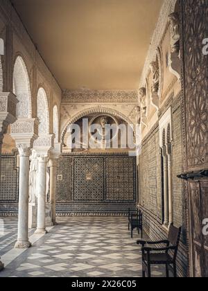 Sevilla, Innenhof genannt Patio Principal von La Casa de Pilatos. Das Gebäude ist ein kostbarer Palast im Mudéjar-spanischen Stil. Spanien Stockfoto