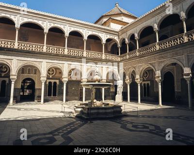 Sevilla, Innenhof genannt Patio Principal von La Casa de Pilatos. Das Gebäude ist ein kostbarer Palast im Mudéjar-spanischen Stil. Spanien Stockfoto