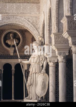 Sevilla, Innenhof genannt Patio Principal von La Casa de Pilatos. Das Gebäude ist ein kostbarer Palast im Mudéjar-spanischen Stil. Spanien Stockfoto