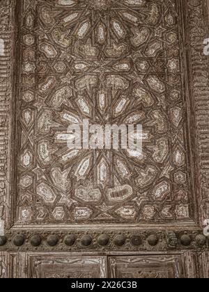 Alte rustikale beschädigte arabische andalusische Holztür in der Casa de Pilatos in Andalusien, Spanien, Sevilla Stockfoto