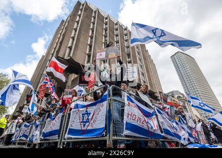 London, Großbritannien. 20. April 2024. Pro-Israel-Anhänger veranstalten einen Gegenprotest zur gleichen Zeit wie Pro-Palästina-Anhänger, die vor der Barclays-Bank an der Tottenham Court Road demonstrieren, während der Israel-Hamas-Krieg in Gaza andauert. Die Polizei beobachtet und hält die beiden Gruppen getrennt. Quelle: Stephen Chung / Alamy Live News Stockfoto