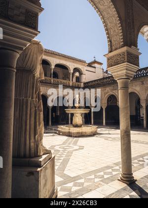 Sevilla, Innenhof genannt Patio Principal von La Casa de Pilatos. Das Gebäude ist ein kostbarer Palast im Mudéjar-spanischen Stil. Spanien Stockfoto