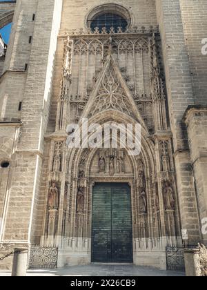 Das Tor der Kathedrale von Sevilla und die Statuen der Heiligen. Das Himmelfahrtstor der Kathedrale von Sevilla (Spanisch: Catedral de Santa Maria de la Sede) in Spanien, Stockfoto