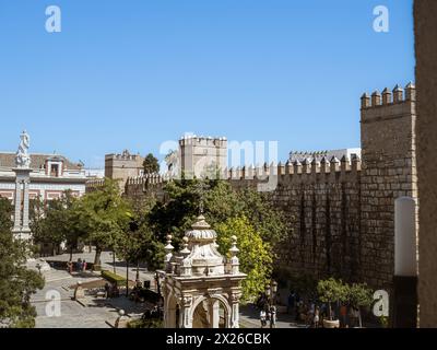 Vormittagsblick auf eine der wichtigsten Festungsmauern des Königlichen Alcazar von Sevilla, in Sevilla Spanien. Stockfoto