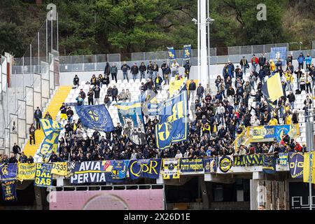 Ascoli Piceno, Italien. April 2024. Fans von Modena während Ascoli Calcio vs Modena FC, italienisches Fußball-Spiel der Serie B in Ascoli Piceno, Italien, 20. April 2024 Credit: Independent Photo Agency/Alamy Live News Stockfoto