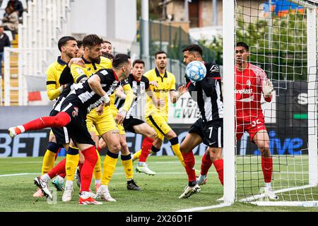 Ascoli Piceno, Italien. April 2024. Karim Zedadka (Ascoli) während des Spiels Ascoli Calcio vs Modena FC, italienischer Fußball Serie B in Ascoli Piceno, Italien, 20. April 2024 Credit: Independent Photo Agency/Alamy Live News Stockfoto