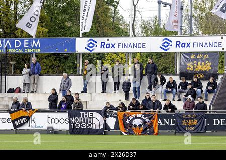 Amsterdam, Niederlande. April 2024. AMSTERDAM - 20.04.2024, Sportpark ging genoeg. Betnation Divisie. Niederländische Tweede divisie, Saison 2023-2024. Während des Spiels AFC - Katwijk. Anhänger von Katwijk Credit: Pro Shots/Alamy Live News Stockfoto