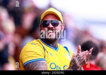 Mansfield, Großbritannien. April 2024. Fans von Mansfield Town beim SKY Bet EFL League 2 Spiel von Mansfield Town FC gegen Gillingham Town FC im One Call Stadium, Mansfield, England, Großbritannien am 20. April 2024 Credit: Every Second Media/Alamy Live News Stockfoto