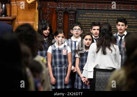 Boston, Ma, USA. April 2024. Armenier und Freunde nehmen am 109. Jahrestag des Völkermordes an den Armeniern 1915 durch die osmanische Regierung Teil.die diesjährige Veranstaltung ist von immenser Bedeutung, insbesondere angesichts der jüngsten ethnischen Säuberung der Armenier aus Berg Karabch im September letzten Jahres durch die Streitkräfte der Regierung Aserbaidschans.Studenten aus St. Stephen's Elementary School of Watertown, singen Star Spangled Banner und Mer Hairenik (unser Vaterland) die Nationalhymne der Republik Armenien. (Kreditbild: © Kenneth Martin/ZUMA Press Wire) NUR REDAKTIONELLE VERWENDUNG! Nicht für kommerzielle ZWECKE! Stockfoto