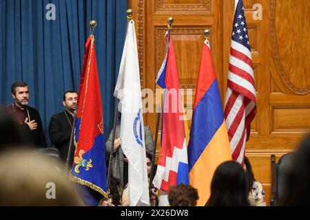 Boston, Ma, USA. April 2024. Armenier und Freunde nehmen am 109. Jahrestag des Völkermordes an den Armeniern 1915 durch die osmanische Regierung Teil. Die diesjährige Veranstaltung ist von immenser Bedeutung, insbesondere angesichts der jüngsten ethnischen Säuberung der Armenier aus Berg-Karabch im September letzten Jahres durch die Streitkräfte der Regierung Aserbaidschans. (Kreditbild: © Kenneth Martin/ZUMA Press Wire) NUR REDAKTIONELLE VERWENDUNG! Nicht für kommerzielle ZWECKE! Stockfoto