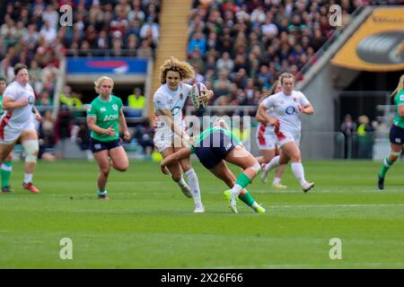 London, Großbritannien. April 2024. Twickenham Stadium, London, 20. April 2024: Ellie Kildunne (England 15) stürzt sich im Spiel zwischen England und Irland bei der Women's Six Nations Championships im Twickenham Stadium, London am 20. April 2024 (Claire Jeffrey/SPP) Credit: SPP Sport Press Photo. /Alamy Live News Stockfoto