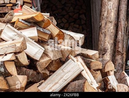 Holzpfähle im Hof, Holzverarbeitung für die Wintersaison, Brennstoffversorgung, Holzheizung auf dem Land Stockfoto