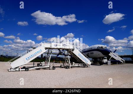 Flugzeugtreppen und ein sowjetisches Ilushin Il-18V Frachtflugzeug auf dem Repülőmúzeum, Aeropark, Budapest International Airport, Ungarn Stockfoto