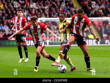 Burnleys Wilson Odobert (Mitte) kämpft um den Ball mit Vinicius Souza (rechts) von Sheffield United und Ollie Arblaster während des Premier League-Spiels in der Bramall Lane, Sheffield. Bilddatum: Samstag, 20. April 2024. Stockfoto