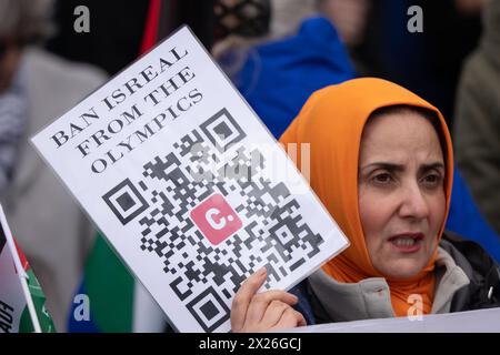 Manchester, Großbritannien. April 2024. QR-Code, der ein Olympisches Verbot für Israel fordert. Palästinensische Anti-Gaza-Demonstration marschiert durch das Stadtzentrum von Manchester. Die palästinensische Demonstration begann in Piccadilly und marschierte dann durch das Stadtzentrum. Die Demonstration Pro Palestine, in der Mitglieder der jüdischen Gemeinschaft JVL jüdische Stimme für Arbeitskräfte mit Spruchbändern zur Unterstützung Palästinas teilnahmen, setzte sich durch den Stadtkreislauf fort, nachdem sie an der Barclays Bank auf der Market Street Halt gemacht hatte. Quelle: GaryRobertsphotography/Alamy Live News Stockfoto