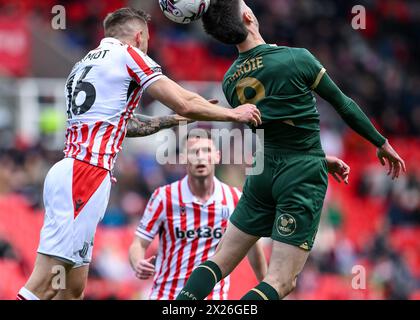 Ryan Hardie aus Plymouth Argyle gewinnt Luftball beim Sky Bet Championship Match Stoke City gegen Plymouth Argyle im Bet365 Stadium, Stoke-on-Trent, Großbritannien, 20. April 2024 (Foto: Stan Kasala/News Images) Stockfoto