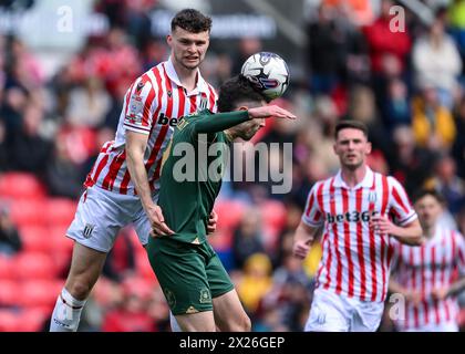 Ryan Hardie aus Plymouth Argyle gewinnt Luftball beim Sky Bet Championship Match Stoke City gegen Plymouth Argyle im Bet365 Stadium, Stoke-on-Trent, Großbritannien, 20. April 2024 (Foto: Stan Kasala/News Images) Stockfoto