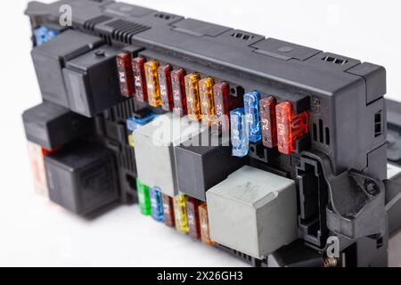 Kfz-Sicherungen Box in verschiedenen Farben und jede Farbe ist für den spezifischen Wert des Schutzes in Ampere definiert verantwortlich. Katalog der Ersatz-p Stockfoto