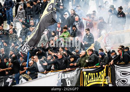 Ascoli Piceno, Italien. April 2024. Fans von Ascoli während Ascoli Calcio gegen Modena FC, italienisches Fußball-Spiel der Serie B in Ascoli Piceno, Italien, 20. April 2024 Credit: Independent Photo Agency/Alamy Live News Stockfoto