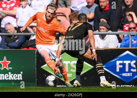 Hayden Coulson von Blackpool nimmt Barry Cotter of Barnsley während des Sky Bet League 1 Spiels Blackpool gegen Barnsley in der Bloomfield Road, Blackpool, Großbritannien, 20. April 2024 auf (Foto: Craig Thomas/News Images) Stockfoto