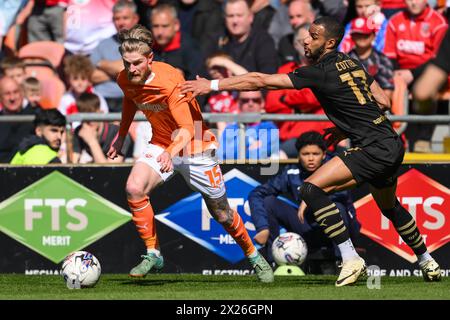 Hayden Coulson von Blackpool nimmt Barry Cotter of Barnsley während des Sky Bet League 1 Spiels Blackpool gegen Barnsley in der Bloomfield Road, Blackpool, Großbritannien, 20. April 2024 auf (Foto: Craig Thomas/News Images) Stockfoto