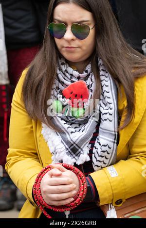 Manchester, Großbritannien. April 2024. 29. Wochenende in Folge marschiert die palästinensische Anti-Gaza-Demonstration durch das Stadtzentrum von Manchester. Die Palästina-Demo begann in Piccadilly und marschierte dann durch das Stadtzentrum. die Mitglieder der jüdischen Gemeinschaft JVL Jewish Voice for Labour enthielten Banner zur Unterstützung Palästinas und fuhren durch den Stadtkreislauf, nachdem sie an der Barclays Bank auf der Market Street und der AXA Insurance auf der King St Halt machten. Quelle: GaryRobertsphotography/Alamy Live News Stockfoto