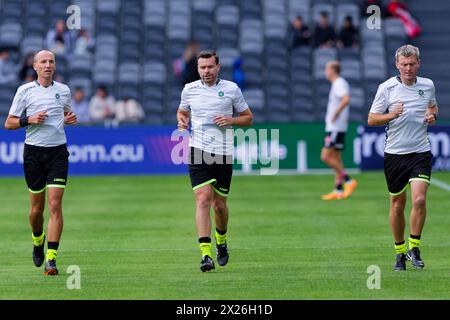 Sydney, Australien. April 2024. Match Referees wärmen sich vor dem A-League Men Rd25 Spiel zwischen den Wanderers und Melbourne City am 20. April 2024 im CommBank Stadium in Sydney (Australien) auf. Credit: IOIO IMAGES/Alamy Live News Stockfoto