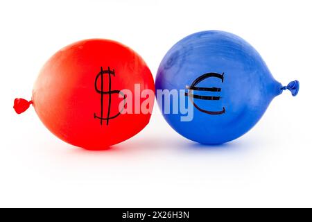 Dollarsymbol auf rotem Ballon und Euro-Symbol auf blauem Ballon isoliert auf weißem Hintergrund. Stockfoto