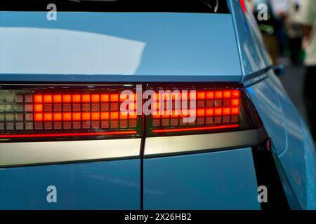 Moderne Eleganz der Rückleuchte eines Autos in atemberaubender Detailtreue. Diese Nahaufnahme zeigt die schlanken Linien und die fortschrittliche Technologie von Automobilingenieuren Stockfoto