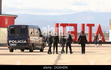 Madrid, Spanien. April 2024. firo : 10.04.2024, Fußball, UEFA CHAMPIONS LEAGUE, Saison 2023/2024, UCL, CL, Viertelfinale, Atletico Madrid - BVB, Borussia Dortmund 2:1 Polizei, Sicherheit, Credit: dpa/Alamy Live News Stockfoto