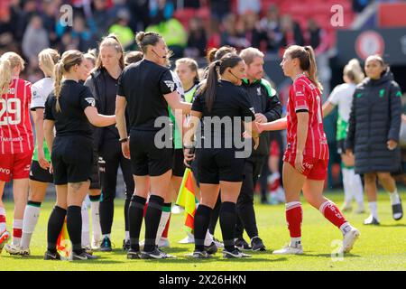 Bristol, England, 20. April 2024: Spieler und Beamte schütteln während des FA Womens Super League-Spiels zwischen Bristol City und Liverpool FC in Ashton Gate (Promediapix/SPP) die Hand Stockfoto