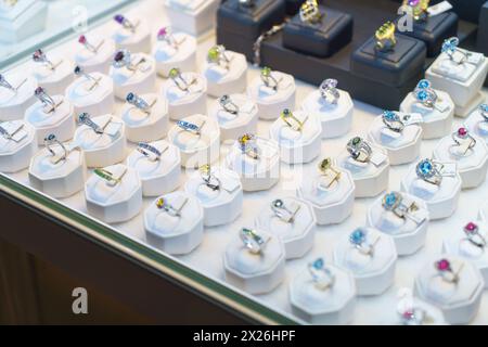 Tauchen Sie ein in die Opulenz mit einem Blick durch die Schaufenster eines Luxusgeschäfts, in dem glitzernde Diamantenringe mit ihrem Funkeln und e bestechen Stockfoto