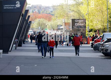 Bristol, England, 20. April 2024: Fans laufen während des FA Womens Super League Spiels zwischen Bristol City und Liverpool FC in Ashton Gate (Promediapix/SPP) in Richtung Fußballstadion Stockfoto