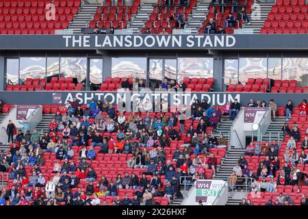 Bristol, England, 20. April 2024: Fans von Bristol in der Haupttribüne während des FA Womens Super League-Spiels zwischen Bristol City und Liverpool FC in Ashton Gate (Promediapix/SPP) Stockfoto