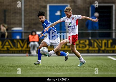 VEENENDAAL, 20-04-2024, Sportpark Panhuis, Fußball, niederländische Betnation Division, Saison 2023 / 2024, Spiel zwischen GVVV und Noordwijk. Endergebnis 2:1, GVVV-Spieler Quiermo Dumay, Noordwijk-Spieler Sander Bosma Stockfoto