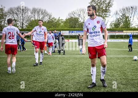 VEENENDAAL, 20-04-2024, Sportpark Panhuis, Fußball, niederländische Betnation Division, Saison 2023 / 2024, Spiel zwischen GVVV und Noordwijk. Endergebnis 2:1, Spieler von Noordwijk sind nach dem Spiel enttäuscht Stockfoto