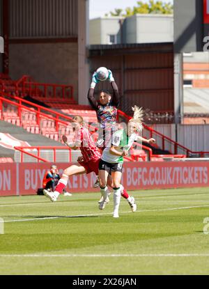 Bristol, England, 20. April 2024: Torhüter Shae Yanez (30 Bristol City) und Sophie Roman Haug (10 Liverpool) fordern den Ball beim FA Womens Super League Spiel zwischen Bristol City und Liverpool FC in Ashton Gate (Promediapix/SPP). /Alamy Live News Stockfoto