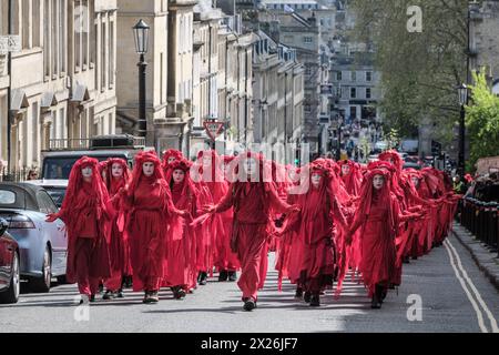 Bath, UK. April 2024. Die Extinction Rebellion veranstaltet heute eine Beerdigung für die Natur im Zentrum von Bath. Die Rebellen der Rebellen, begleitet von Trommlern, die einen Begräbnisschlag spielten, bahnten ihren Weg durch die Stadt, um die Notlage der Umwelt hervorzuheben. Mit etwa 400 Jahren ist dies die größte Versammlung der Roten Rebellen aller Zeiten. Die Gruppe schärft das Bewusstsein für den Status des Vereinigten Königreichs als eines der am stärksten von der Natur betroffenen Länder der Welt. Quelle: JMF News/Alamy Live News Stockfoto