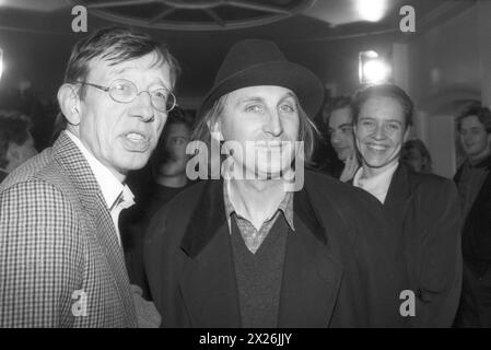 Hark Bohm li. Und Otto Waalkes 11/91 PP Hark Bohm li. mit Otto Waalkes auf der Premiere des Films Tod im Spiegel im November 1991 Deutschland deutsch deutscher deutscher Mann Filmemacher Regisseur Schauspiel Regie Produzent Autor Drehbuchautor Schauspieler Fernsehen Medien Komik Komiker Musiker Sänger Gesang Kino Spielfilm deutscher Regisseur Autor Musiker quer halb stehend lächelnd sprechend SW *** Hark Bohm li und Otto Waalkes 11 91 PP Hark Bohm li mit Otto Waalkes bei der Premiere des Films Tod im Spiegel im November 1991 Deutschland deutscher Mann Filmemacher Regisseur Regisseur Regisseur Regisseur Regisseur Regie Stockfoto