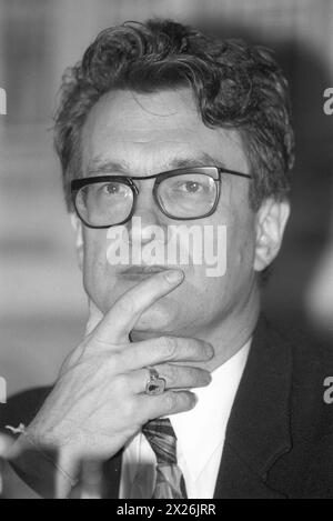 Wim Wenders Regisseur 12/91 te Wim Wenders während der Felix -Verleihung im Dezember 1991 Europäischer Filmpreis europäischer Film Kino Spielfilm Preisverleihung Deutschland deutsch deutscher Mann Filmemacher Schauspiel Regie Dokumentarfilmer Fotograf Fotografie deutscher Regisseur Fotograf hoch Porträt aufgestützt nachdenklich SW *** Wim Wenders Regisseur 12 91 te Wim Wenders während der Felix-Preisverleihung im Dezember 1991 European Film Award European Filmkino Spielfilmpreisverleihung Deutschland Deutscher Mann Filmemacher Schauspieler Regisseur Dokumentarfilmer Fotograf Fotografie Deutsch Stockfoto