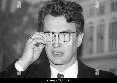 Wim Wenders Regisseur 12/91 te Wim Wenders während der Felix -Verleihung im Dezember 1991 Europäischer Filmpreis europäischer Film Kino Spielfilm Preisverleihung Deutschland deutsch deutscher Mann Filmemacher Schauspiel Regie Dokumentarfilmer Fotograf Fotografie deutscher Regisseur Fotograf quer Porträt sprechend Hand an Brille Wim Wenders Regisseur 12 91 te Wim Wenders während der Felix-Preisverleihung im Dezember 1991 European Film Award European Film Cinema Spielfilmpreis Deutschland Deutscher Mann Filmemacher Schauspieler Regisseur Dokumentarfilmer Fotograf Foto Stockfoto