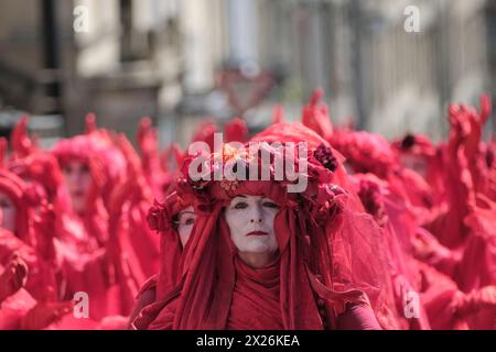 Bath, UK. April 2024. Die Extinction Rebellion veranstaltet heute eine Beerdigung für die Natur im Zentrum von Bath. Die Rebellen der Rebellen, begleitet von Trommlern, die einen Begräbnisschlag spielten, bahnten ihren Weg durch die Stadt, um die Notlage der Umwelt hervorzuheben. Mit etwa 400 Jahren ist dies die größte Versammlung der Roten Rebellen aller Zeiten. Die Gruppe schärft das Bewusstsein für den Status des Vereinigten Königreichs als eines der am stärksten von der Natur betroffenen Länder der Welt. Quelle: JMF News/Alamy Live News Stockfoto