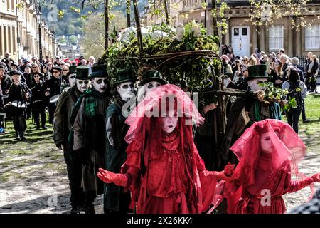 Bath, UK. April 2024. Die Extinction Rebellion veranstaltet heute eine Beerdigung für die Natur im Zentrum von Bath. Die Rebellen der Rebellen, begleitet von Trommlern, die einen Begräbnisschlag spielten, bahnten ihren Weg durch die Stadt, um die Notlage der Umwelt hervorzuheben. Mit etwa 400 Jahren ist dies die größte Versammlung der Roten Rebellen aller Zeiten. Die Gruppe schärft das Bewusstsein für den Status des Vereinigten Königreichs als eines der am stärksten von der Natur betroffenen Länder der Welt. Quelle: JMF News/Alamy Live News Stockfoto