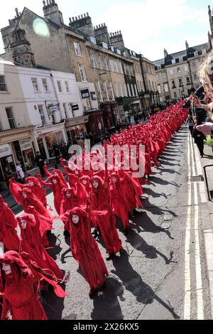 Bath, UK. April 2024. Die Extinction Rebellion veranstaltet heute eine Beerdigung für die Natur im Zentrum von Bath. Die Rebellen der Rebellen, begleitet von Trommlern, die einen Begräbnisschlag spielten, bahnten ihren Weg durch die Stadt, um die Notlage der Umwelt hervorzuheben. Mit etwa 400 Jahren ist dies die größte Versammlung der Roten Rebellen aller Zeiten. Die Gruppe schärft das Bewusstsein für den Status des Vereinigten Königreichs als eines der am stärksten von der Natur betroffenen Länder der Welt. Quelle: JMF News/Alamy Live News Stockfoto