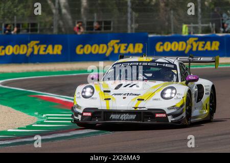 Imola, Italien. April 2024. MANTHEY PURERXCING (LTU), Porsche 911 GT3 R - Aliaksandr Malykhin (KNA), Joel Sturm (DEU), Klaus Bachler (AUT) Hyperpole LMGT3 während der 6 Stunden von Imola, 2. Runde der FIA-Langstrecken-Weltmeisterschaft 2024, am 20. April auf dem International Circuit Enzo und Dino Ferrari in Imola, Italien, 2024 während der WEC - 6 Stunden des Imola Qualifiyng Race, Langstreckenrennen in Imola, Italien, 20. April 2024 Credit: Independent Photo Agency/Alamy Live News Stockfoto