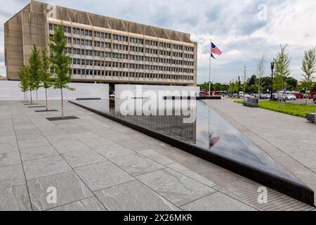 Washington, D.C., USA. American Veterans Disabled for Life Memorial im Vordergrund; Department of Health and Human Services im Hintergrund. Stockfoto