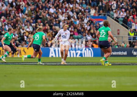 London, Großbritannien. April 2024. Twickenham Stadium, London, 20. April 2024: Holly Aitchison (England 10) gibt den Ball im Spiel zwischen England und Irland bei den Women's Six Nations Championships am 20. April 2024 im Twickenham Stadium, London (Claire Jeffrey/SPP) Credit: SPP Sport Press Photo. /Alamy Live News Stockfoto